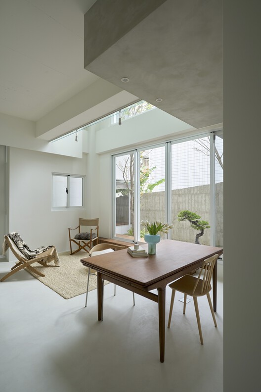 House Valley / Soar Design Studio + Ray Architects - Interior Photography, Dining Room, Table, Windows